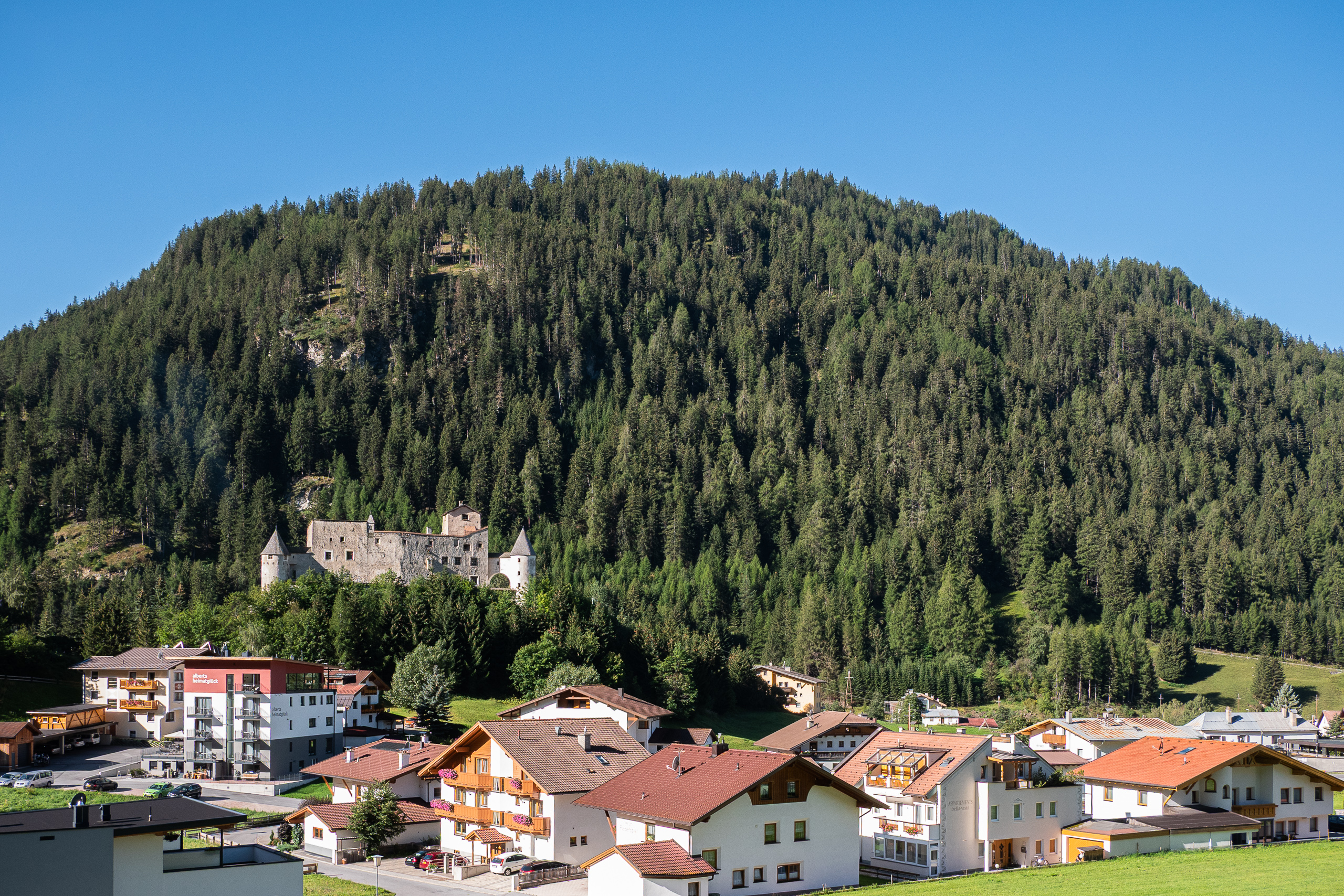 Schloss Naudersberg über den Dächern von Nauders